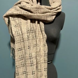 🌸Beige Saks Fifth Avenue scarf🌸